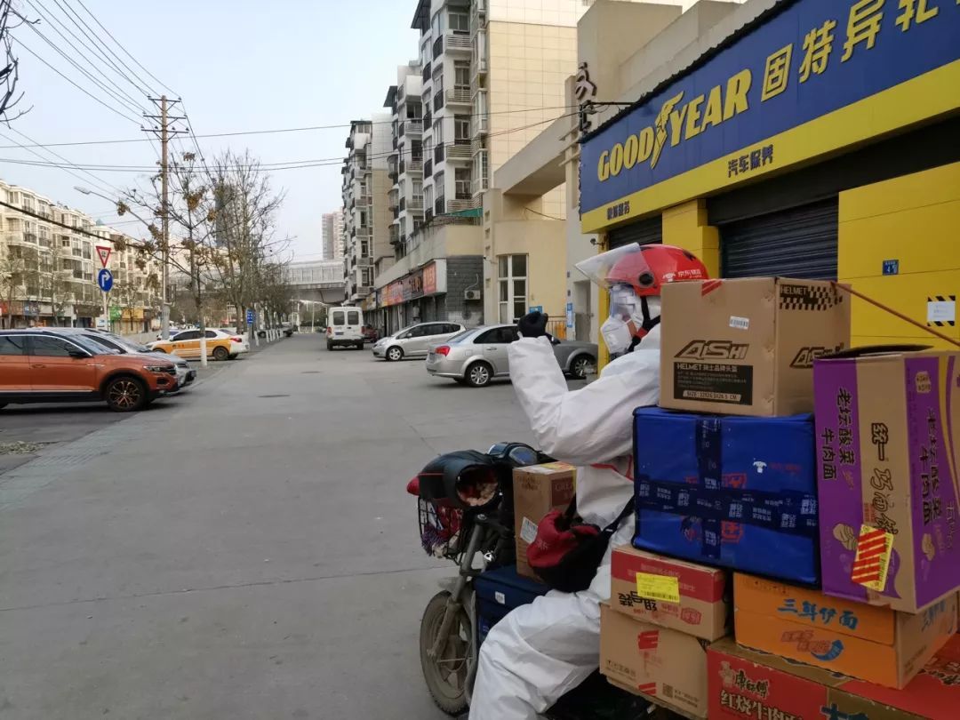 新聞聯播報道武漢的京東小哥：現在送貨談不上很偉大，但很多人需要