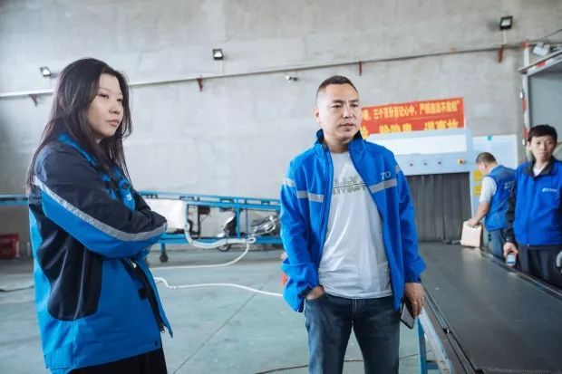她在东京学动漫，被父亲拉回家干快递，四年拿下省区发件第一