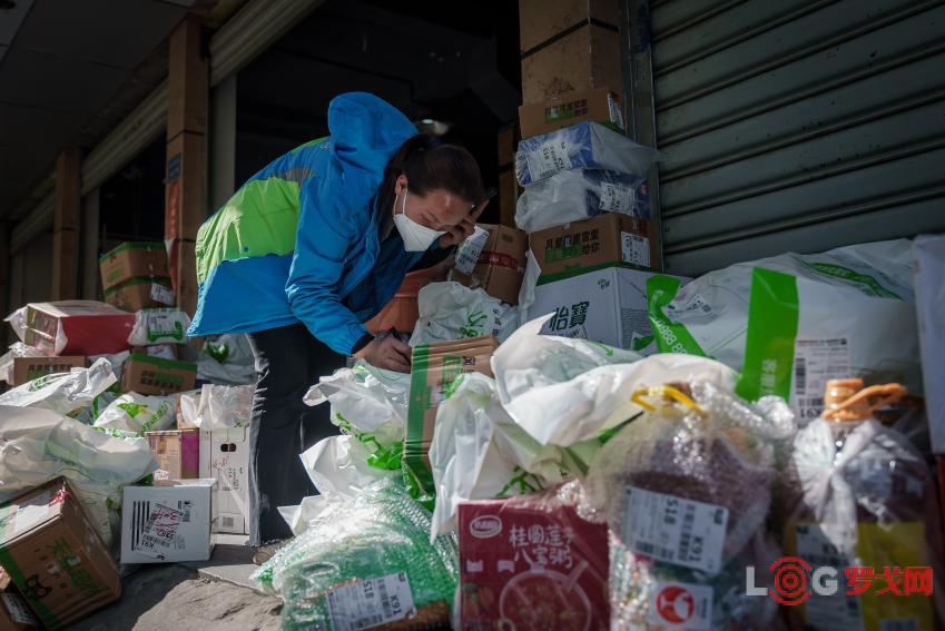 坚守上海的90后菜鸟女配送员：半个月送了3000斤大米