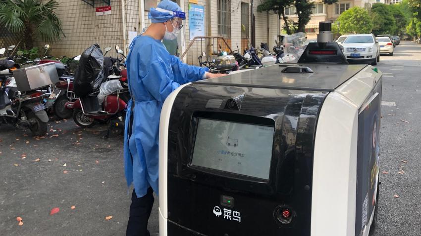 上海理工大學菜鳥驛站把無人車送進社區，協助解決抗疫物資“最后100米”配送