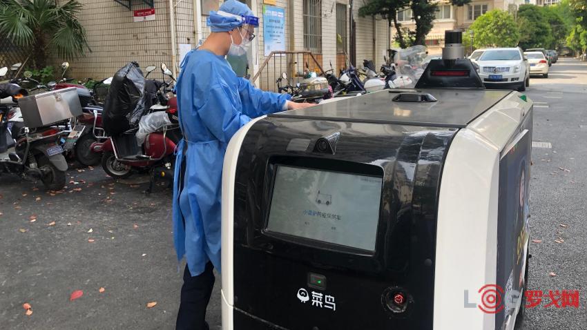 上海理工大学菜鸟驿站把无人车送进社区，协助解决抗疫物资“最后100米”配送