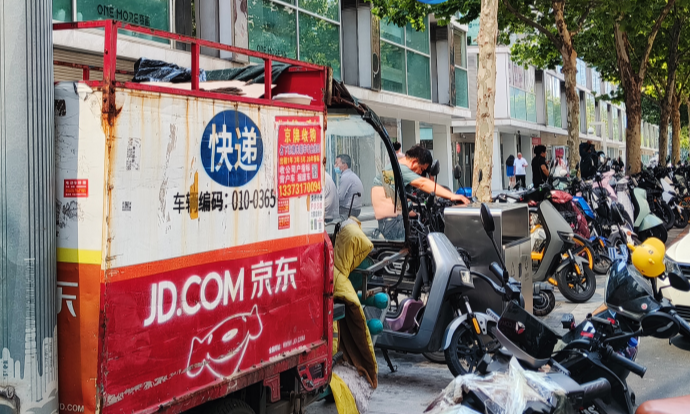 國(guó)貿(mào)與老破小，快遞小哥的兩種命運(yùn)